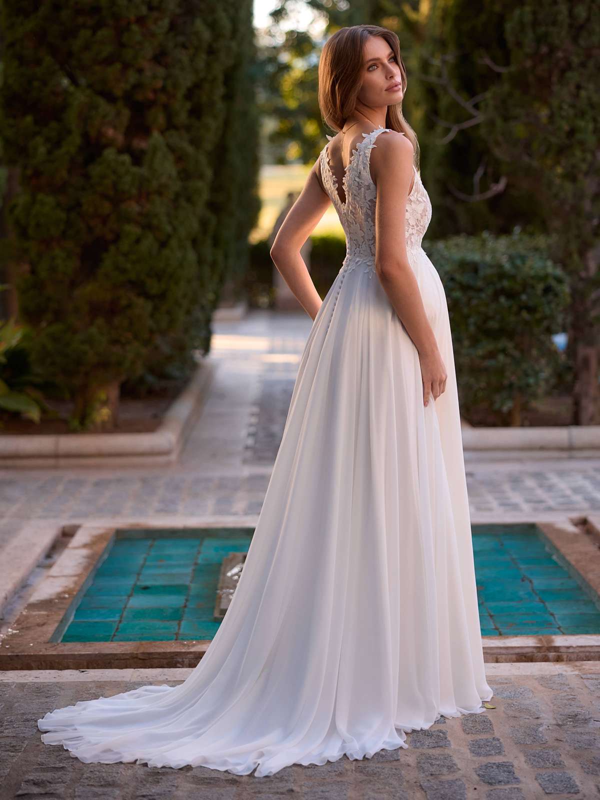 Elegantes Umstandsbrautkleid mit floraler Spitze und fließendem Chiffon-Rock Elegantes Umstandsbrautkleid mit floraler Spitze und fließendem Chiffon-Rock