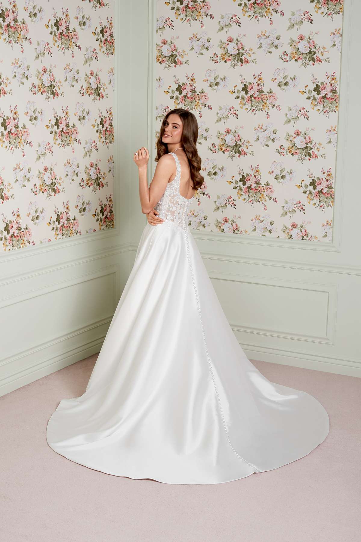 Glamouröses Mikado Brautkleid mit Bestickung und Baskentaille Glamouröses Mikado Brautkleid mit Bestickung und Baskentaille