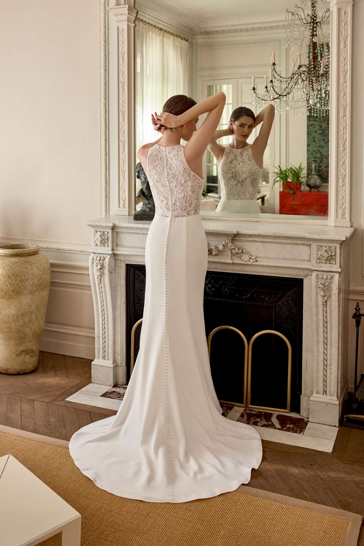 Hochgeschlossenes Fit and Flare Brautkleid mit Chantilly Spitze und Schlitz Hochgeschlossenes Fit and Flare Brautkleid mit Chantilly Spitze und Schlitz