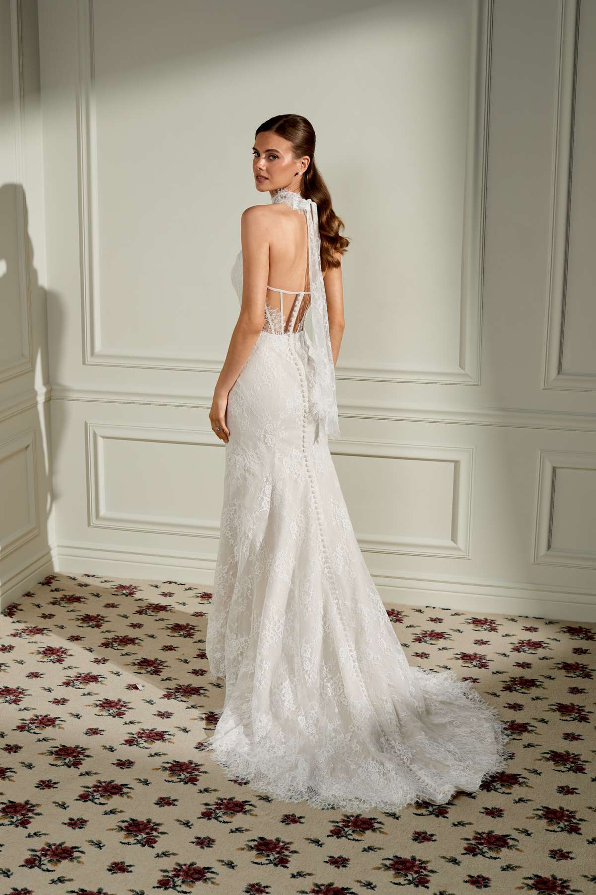 Fit and Flare Brautkleid aus feiner Chantilly-Spitze Fit and Flare Brautkleid aus feiner Chantilly-Spitze