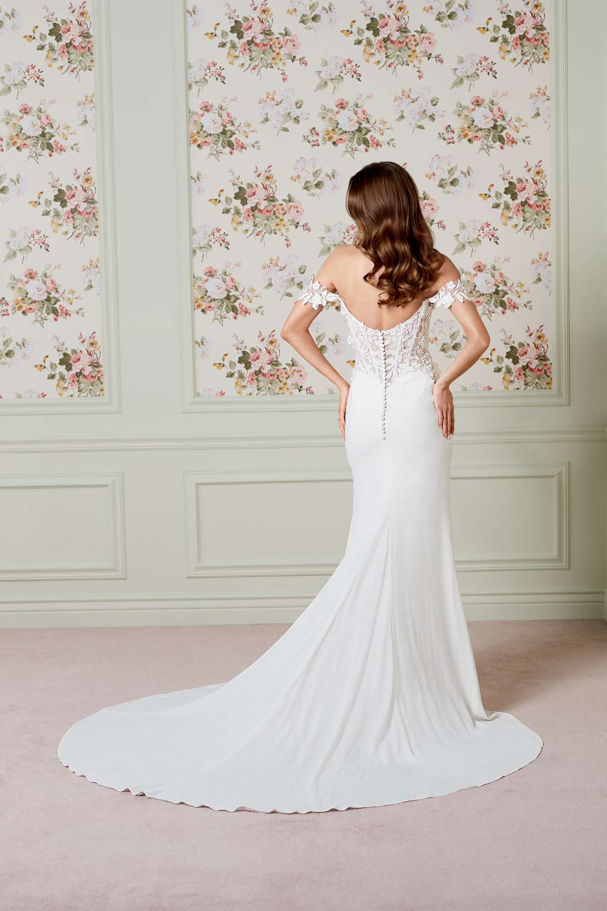 Romantisches Fit-and-Flare Brautkleid mit Blüten-Spitze Romantisches Fit-and-Flare Brautkleid mit Blüten-Spitze