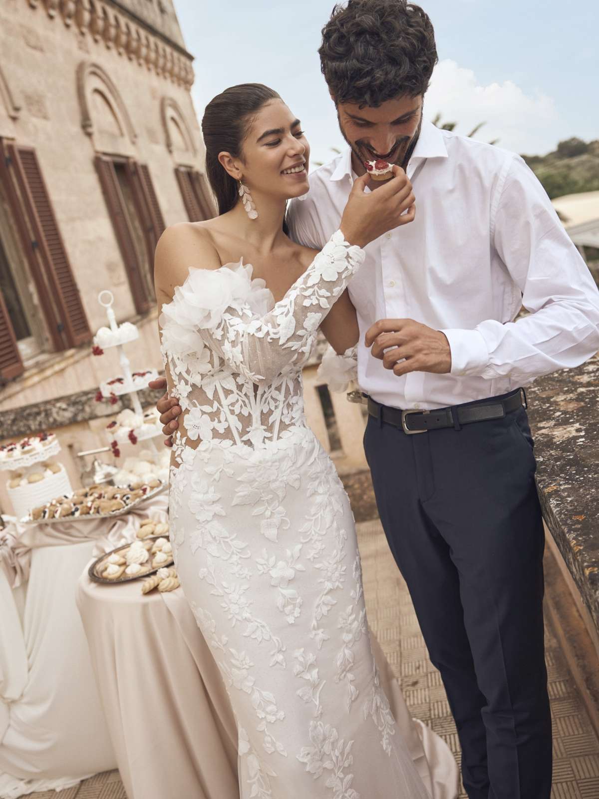 Sexy Meerjungfrauen-Brautkleid mit floraler Spitze und transparenter Corsage Sexy Meerjungfrauen-Brautkleid mit floraler Spitze und transparenter Corsage
