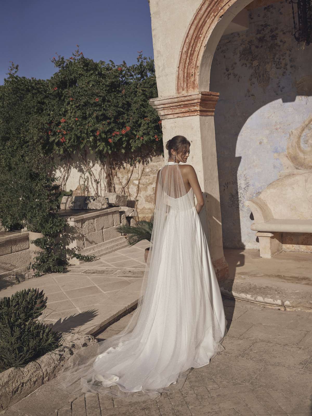 Clean Chic A-Linien-Brautkleid aus Satin mit Neckholder-Ausschnitt