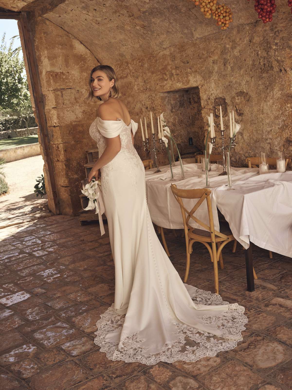 Curvy Fit-and-Flare-Brautkleid mit Spitze und Cat-Eye-Ausschnitt Curvy Fit-and-Flare-Brautkleid mit Spitze und Cat-Eye-Ausschnitt