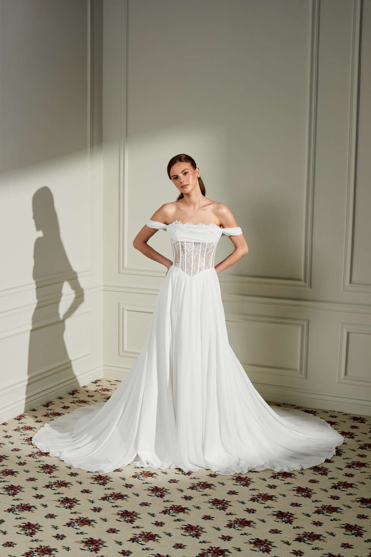 Romantisches A-Linien-Brautkleid mit Baskentaille und Carmen-Trägern
Adore by Justin Alexander Rosemary Romantisches A-Linien-Brautkleid mit Baskentaille und Carmen-Trägern
Adore by Justin Alexander Rosemary