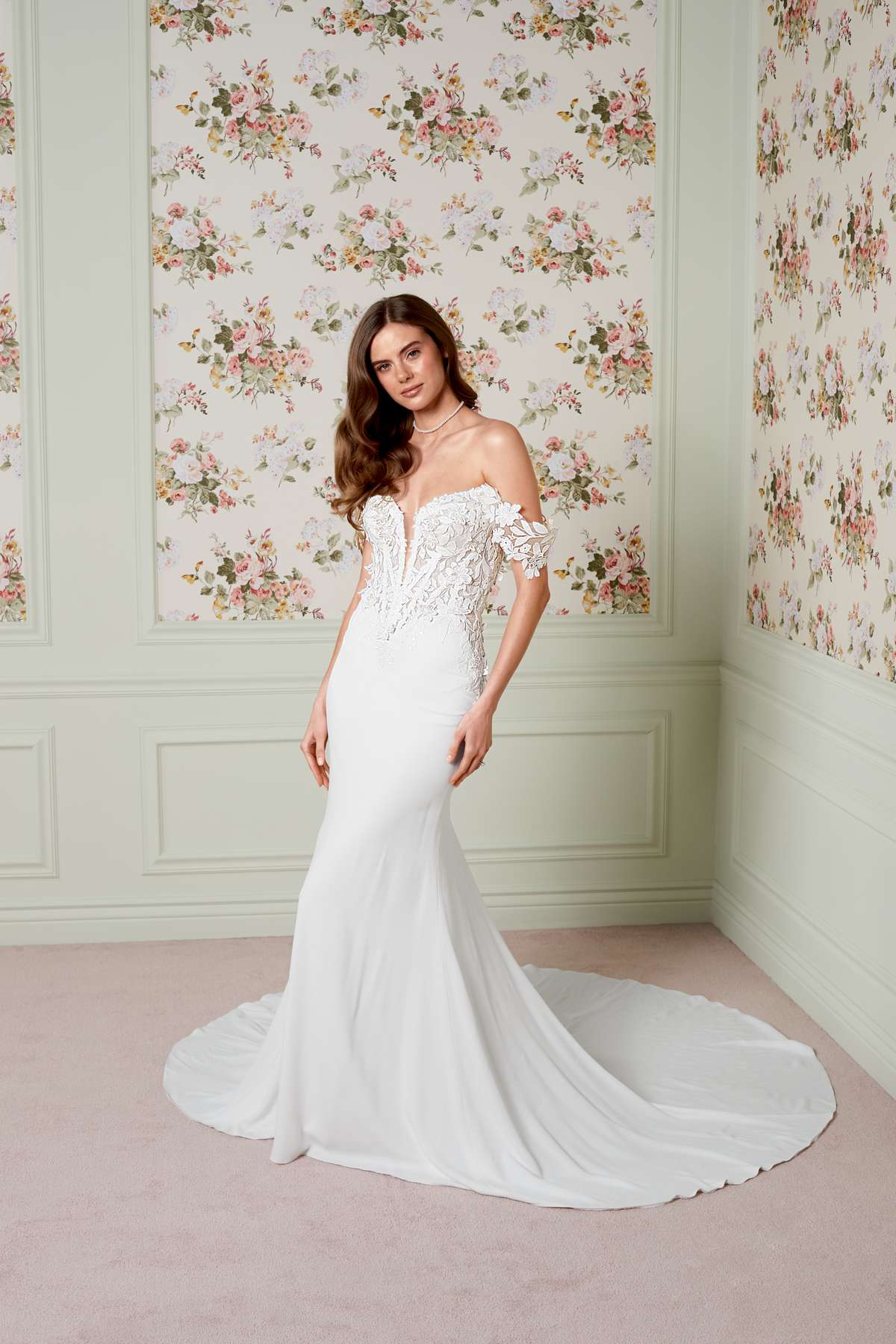 Romantisches Fit-and-Flare Brautkleid mit Blüten-Spitze
Adore by Justin Alexander Blythe Romantisches Fit-and-Flare Brautkleid mit Blüten-Spitze
Adore by Justin Alexander Blythe