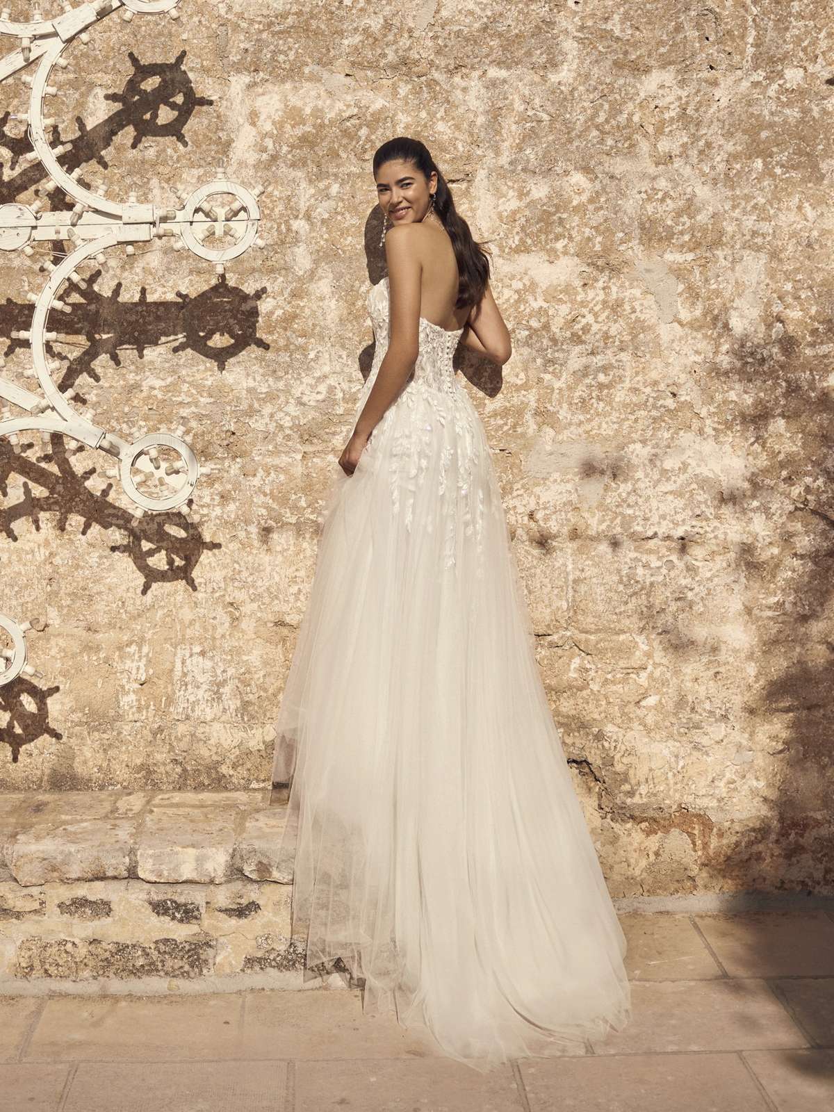 Verspieltes A-Linien-Brautkleid mit floraler Blätterspitze und luftigem Tüll-Rock Verspieltes A-Linien-Brautkleid mit floraler Blätterspitze und luftigem Tüll-Rock