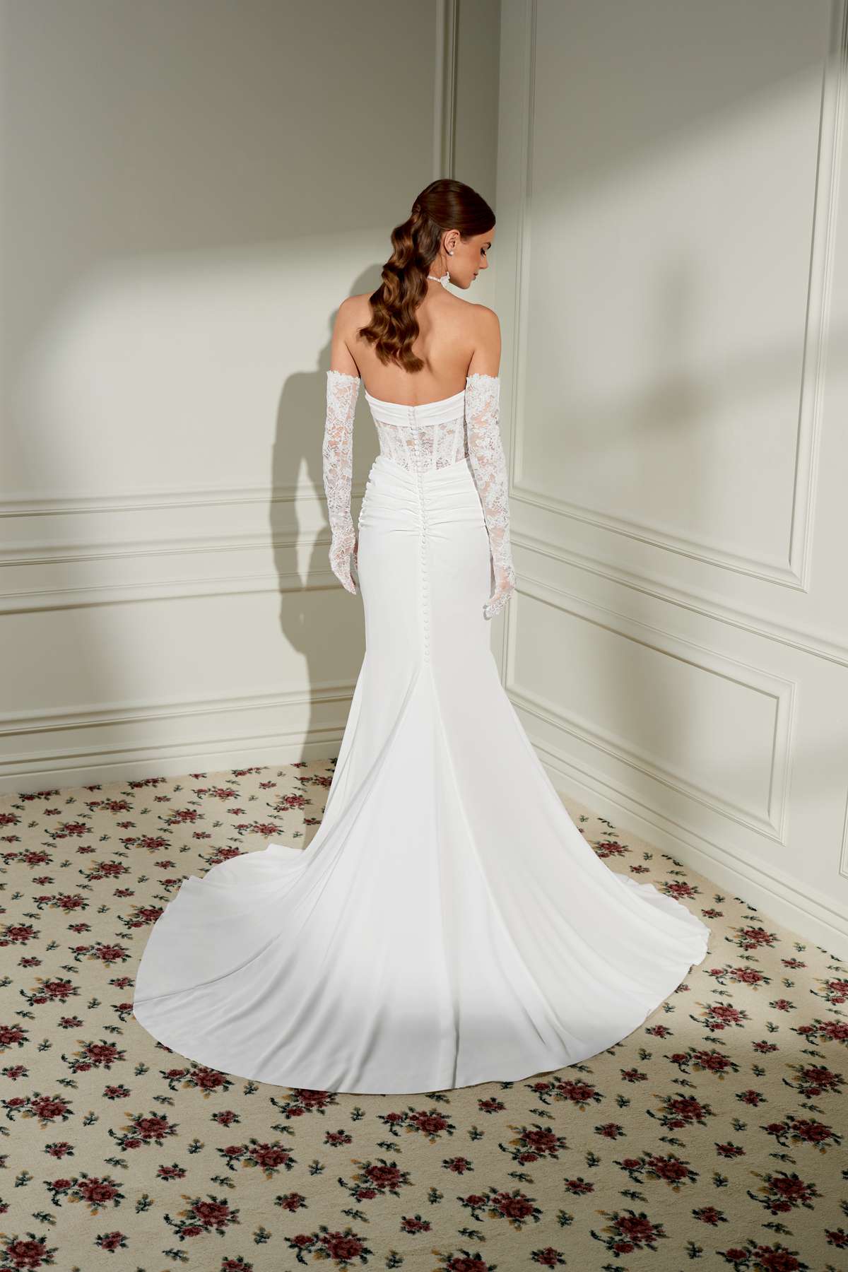 Elegantes Fit and Flare Brautkleid mit Chantilly-Spitze und Raffungen Elegantes Fit and Flare Brautkleid mit Chantilly-Spitze und Raffungen