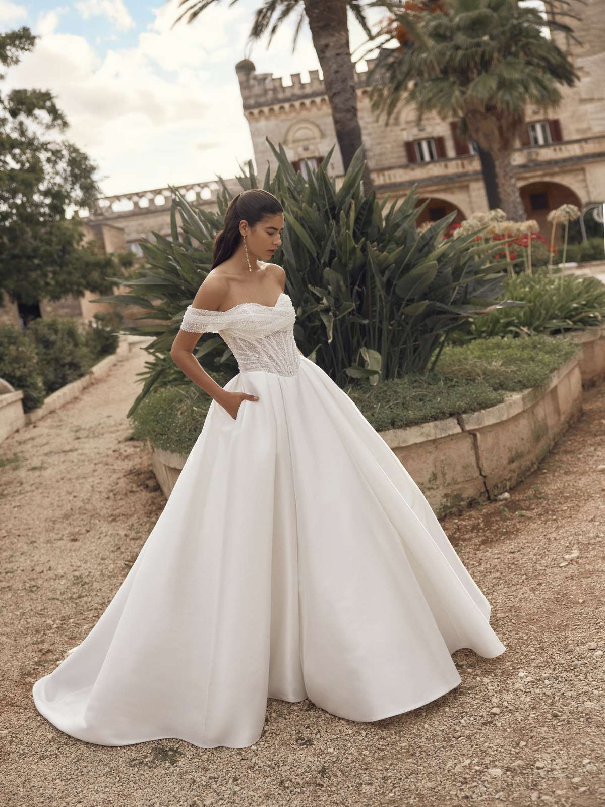 Glamouröses Prinzessinnen-Brautkleid aus Mikado mit Baskentaille & funkelnder Corsage