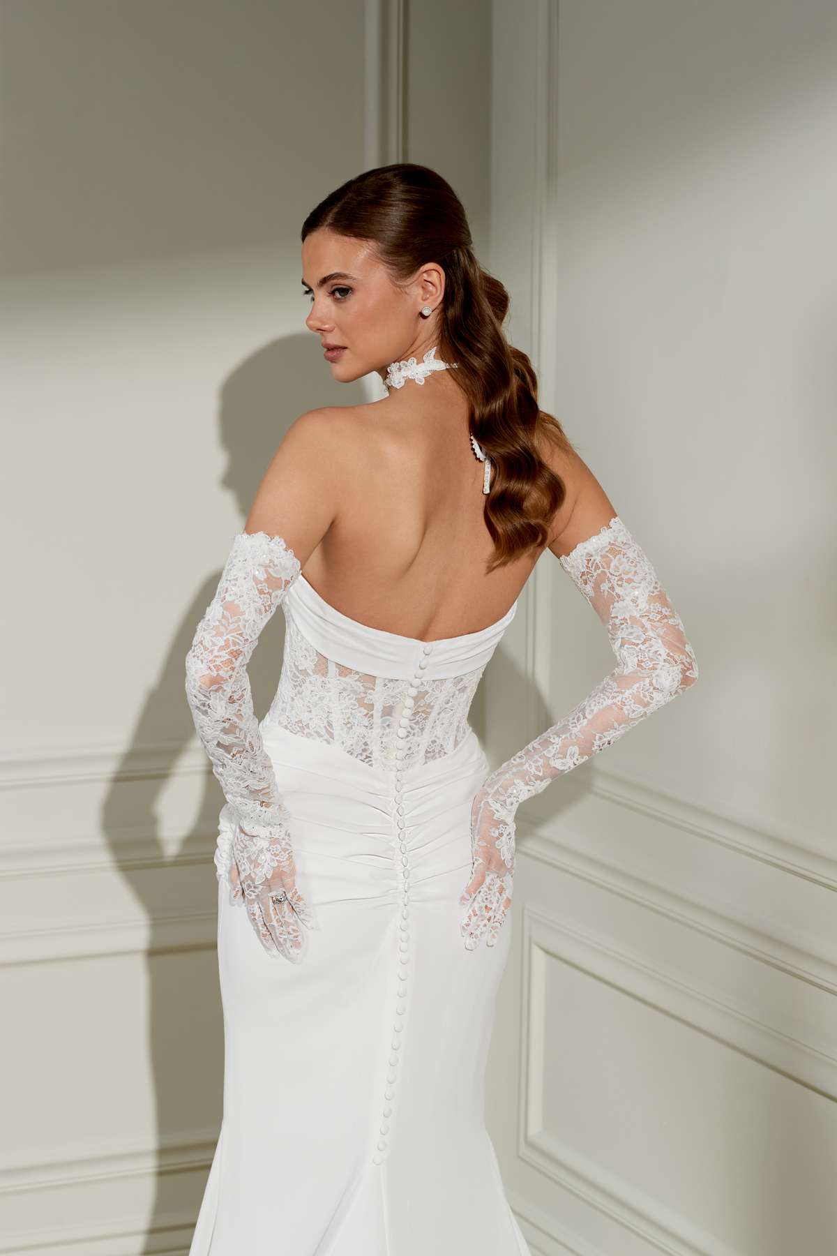 Elegantes Fit and Flare Brautkleid mit Chantilly-Spitze und Raffungen Elegantes Fit and Flare Brautkleid mit Chantilly-Spitze und Raffungen