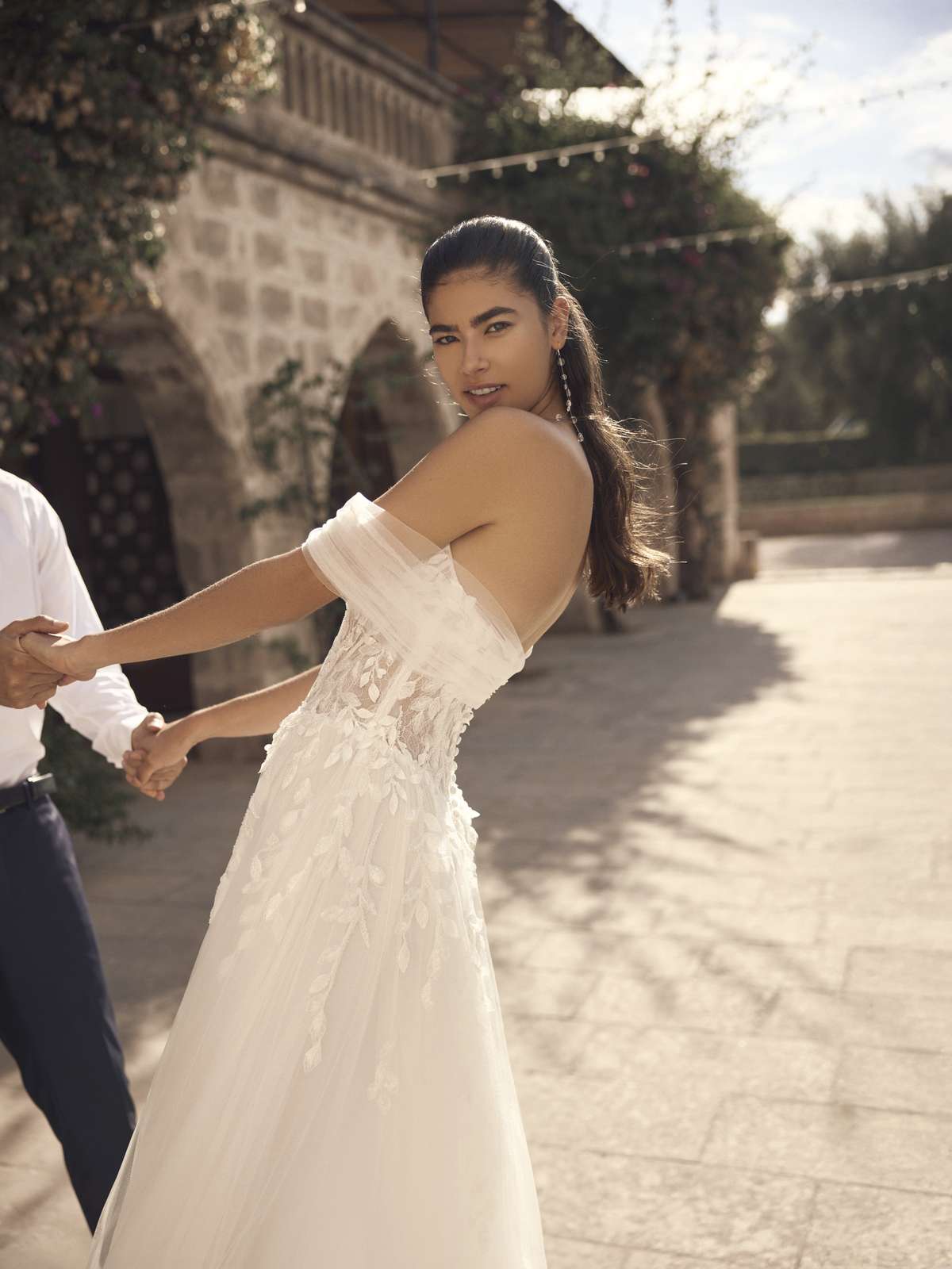 Verspieltes A-Linien-Brautkleid mit floraler Blätterspitze und luftigem Tüll-Rock Verspieltes A-Linien-Brautkleid mit floraler Blätterspitze und luftigem Tüll-Rock