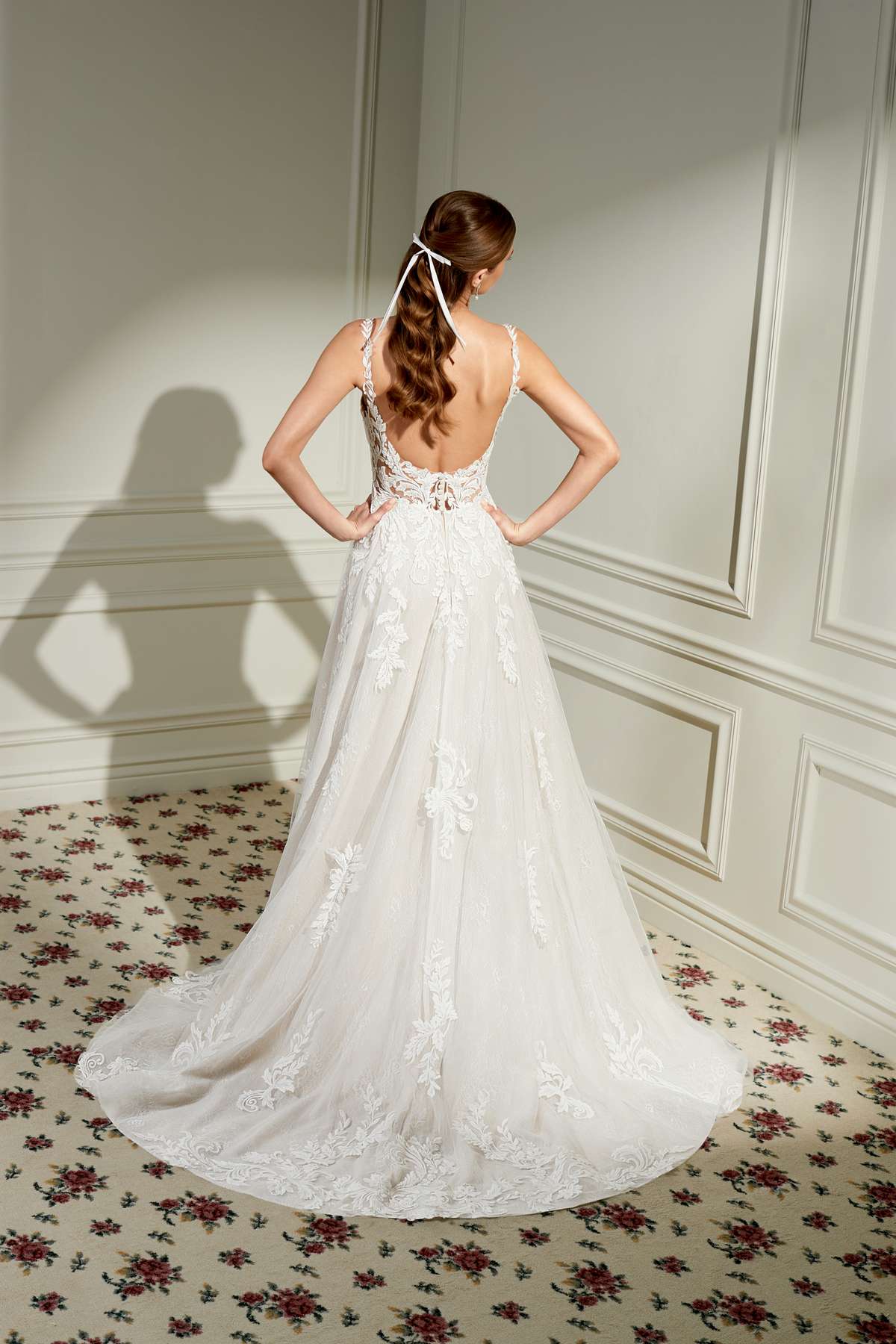 Verspieltes A-Linien-Brautkleid mit floraler Spitze und Glitzer Verspieltes A-Linien-Brautkleid mit floraler Spitze und Glitzer