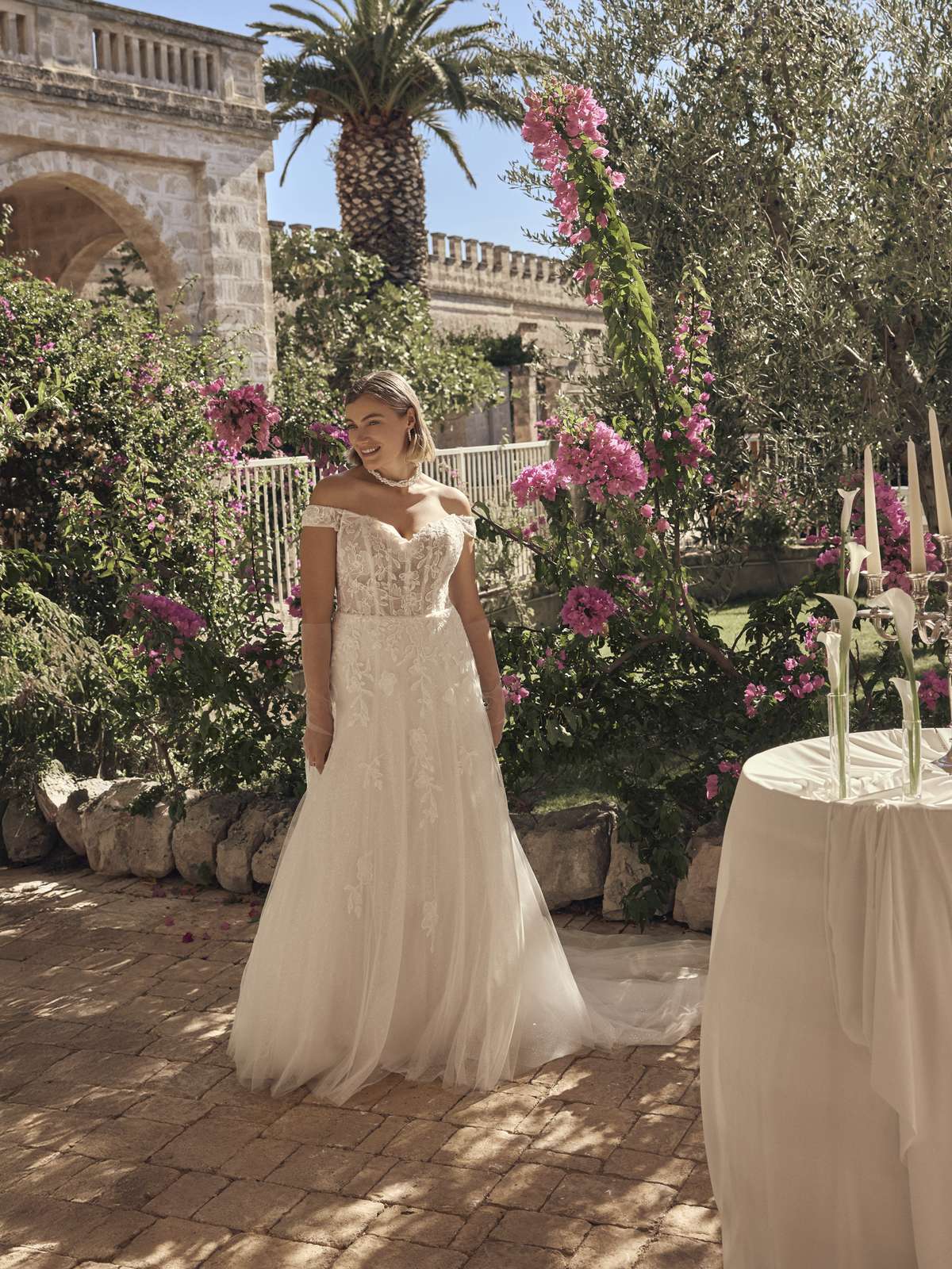 Romantisches Curvy A-Linien-Brautkleid mit floraler Spitze und Glitzer
Modeca Nivora Romantisches Curvy A-Linien-Brautkleid mit floraler Spitze und Glitzer
Modeca Nivora