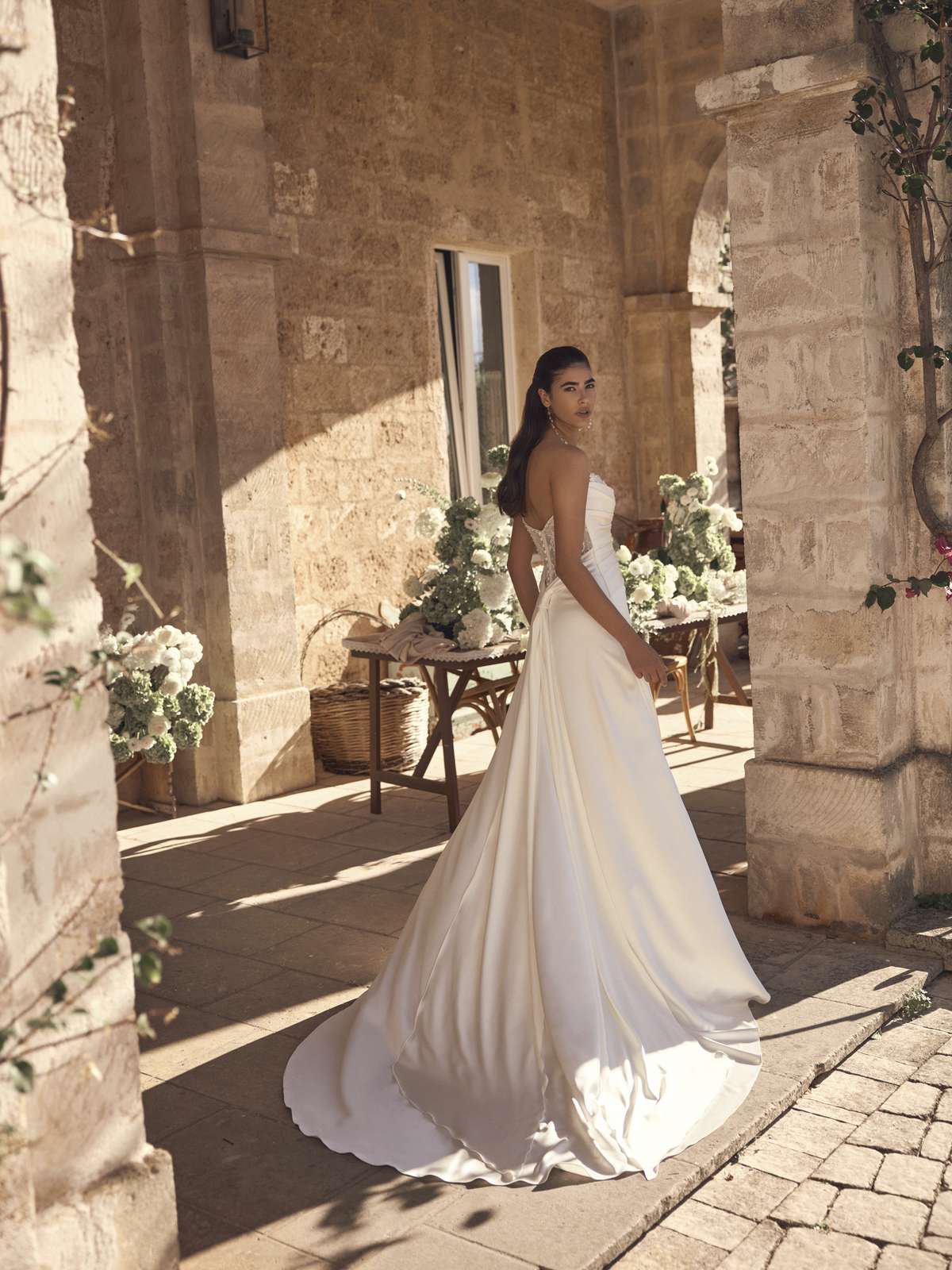 Schmales A-Linien-Brautkleid aus Satin mit Raffungen und abnehmbaren Carmen-Ärmeln