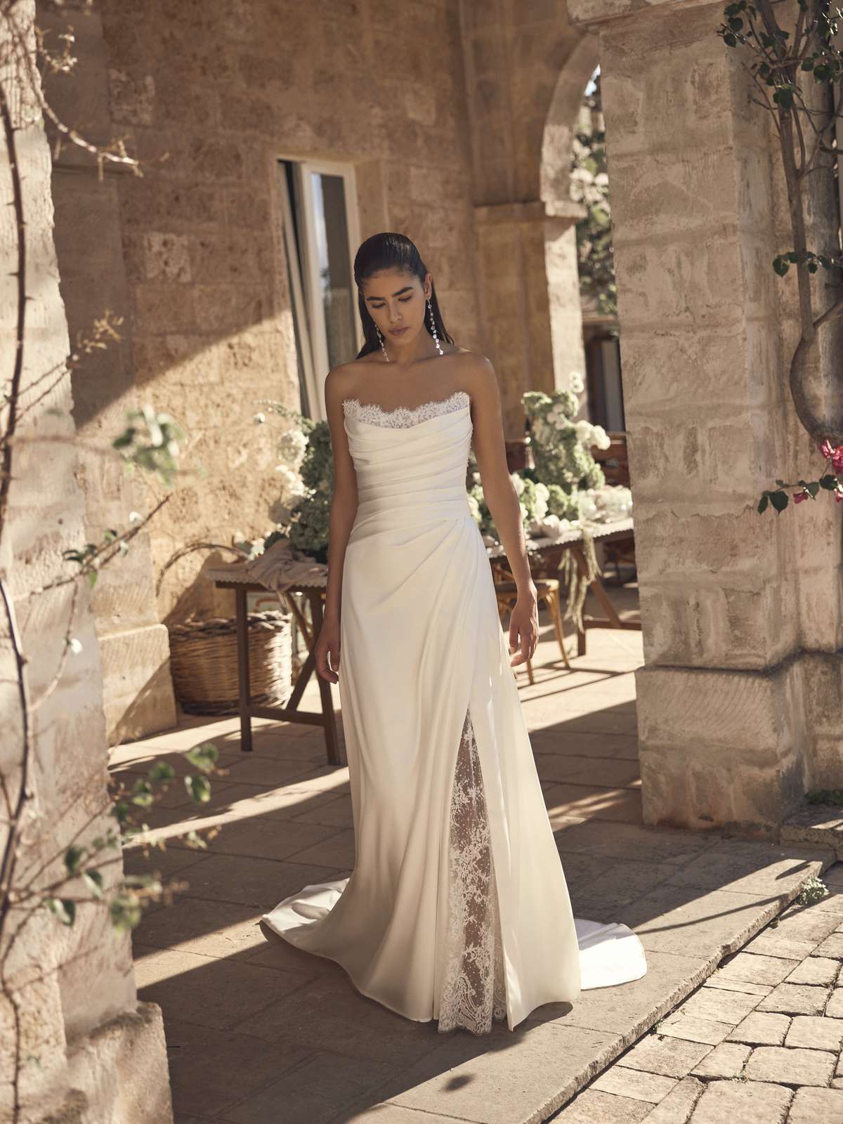 Schmales A-Linien-Brautkleid aus Satin mit Raffungen und abnehmbaren Carmen-Ärmeln