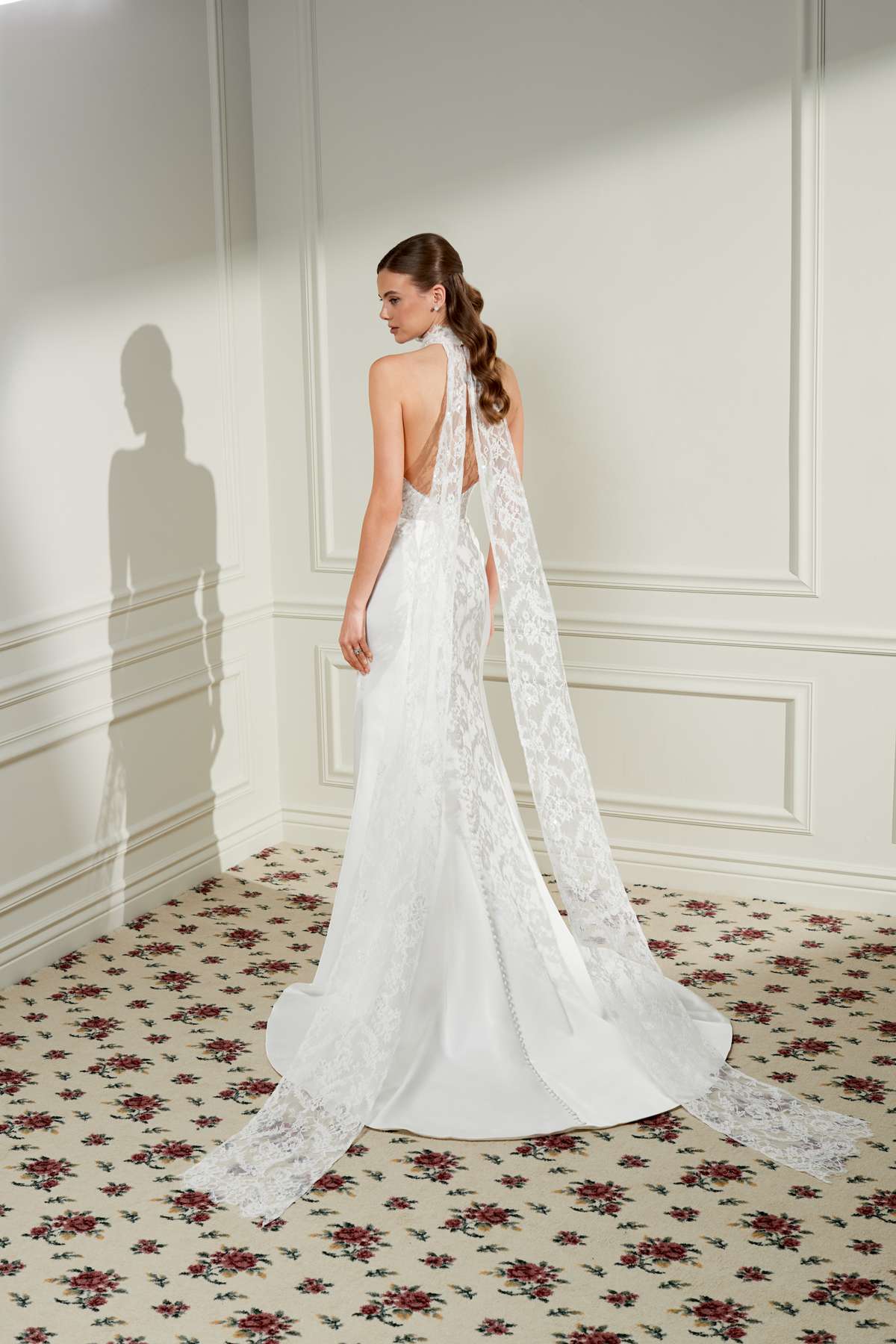 Modernes Neckholder-Brautkleid mit Chantilly-Spitze und Satin Modernes Neckholder-Brautkleid mit Chantilly-Spitze und Satin