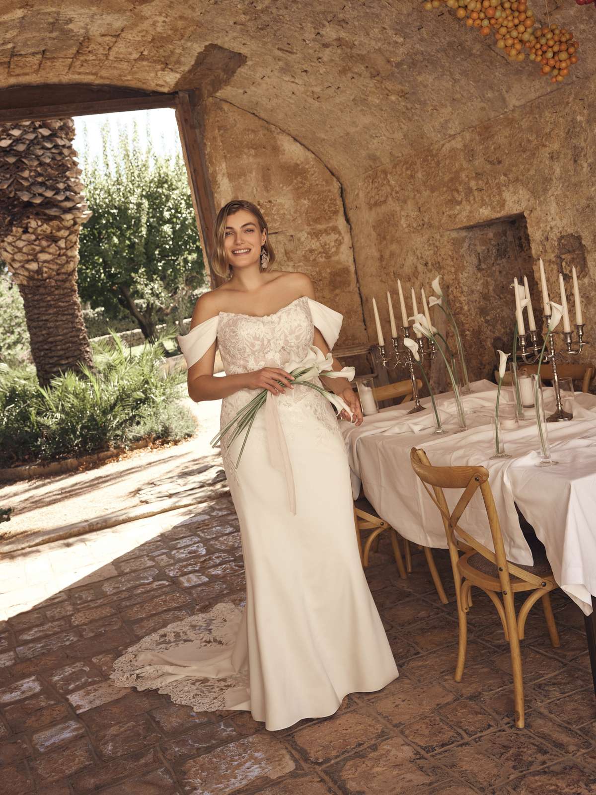 Curvy Fit-and-Flare-Brautkleid mit Spitze und Cat-Eye-Ausschnitt Curvy Fit-and-Flare-Brautkleid mit Spitze und Cat-Eye-Ausschnitt