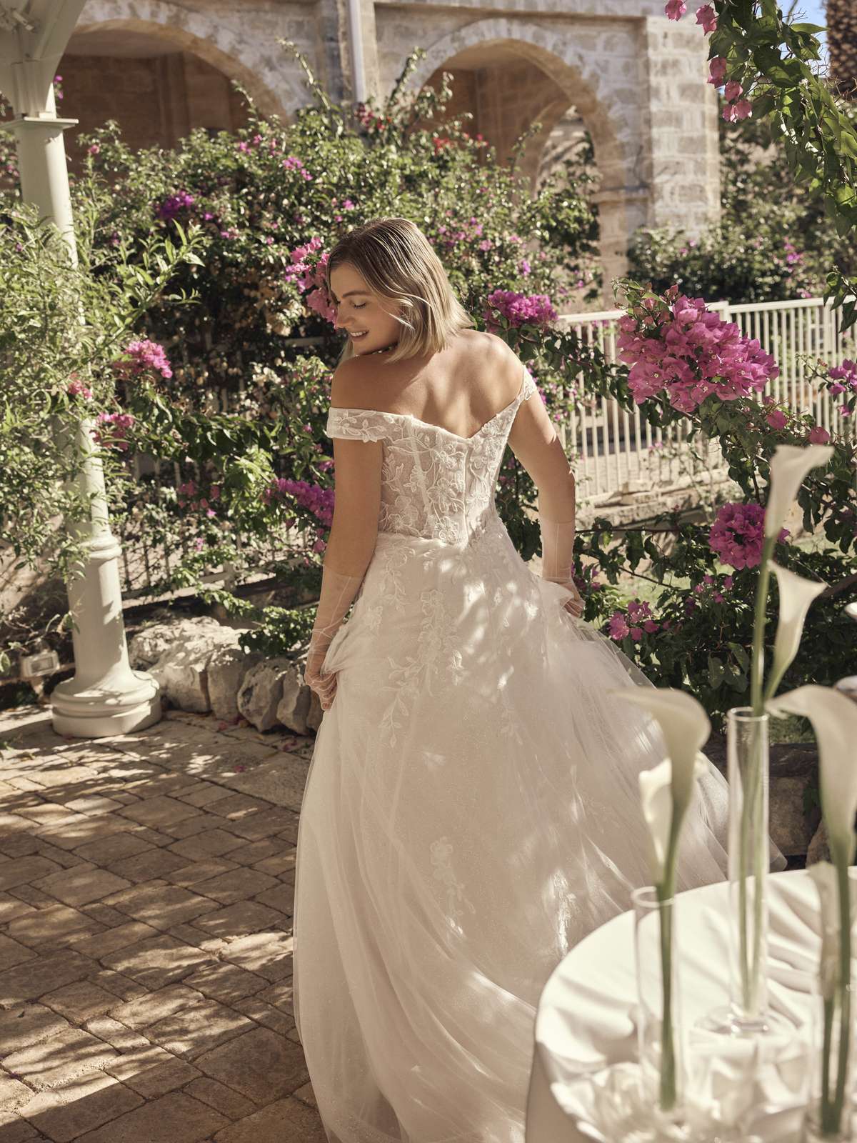 Romantisches Curvy A-Linien-Brautkleid mit floraler Spitze Romantisches Curvy A-Linien-Brautkleid mit floraler Spitze