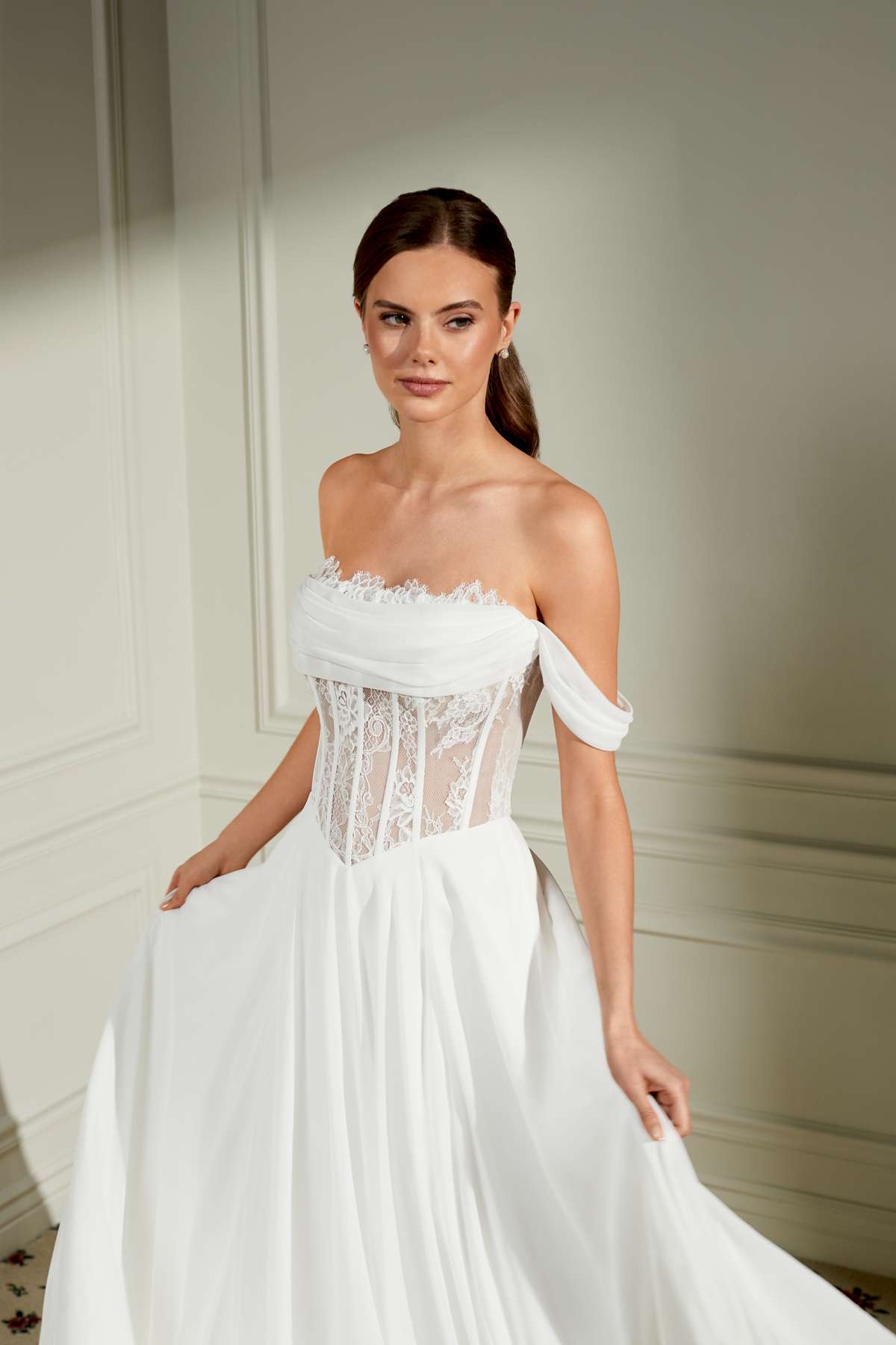 Romantisches A-Linien-Brautkleid mit Baskentaille und Carmen-Trägern Romantisches A-Linien-Brautkleid mit Baskentaille und Carmen-Trägern