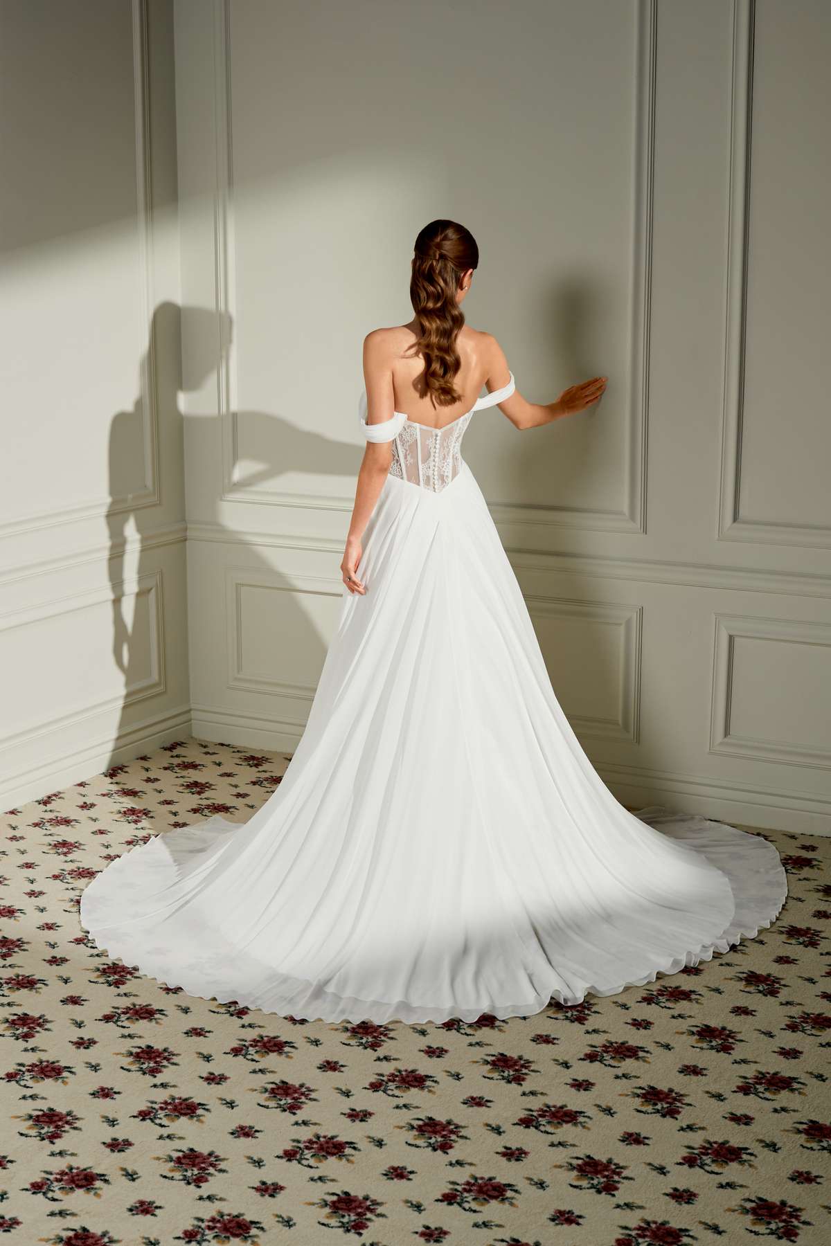 Romantisches A-Linien-Brautkleid mit Baskentaille und Carmen-Trägern Romantisches A-Linien-Brautkleid mit Baskentaille und Carmen-Trägern