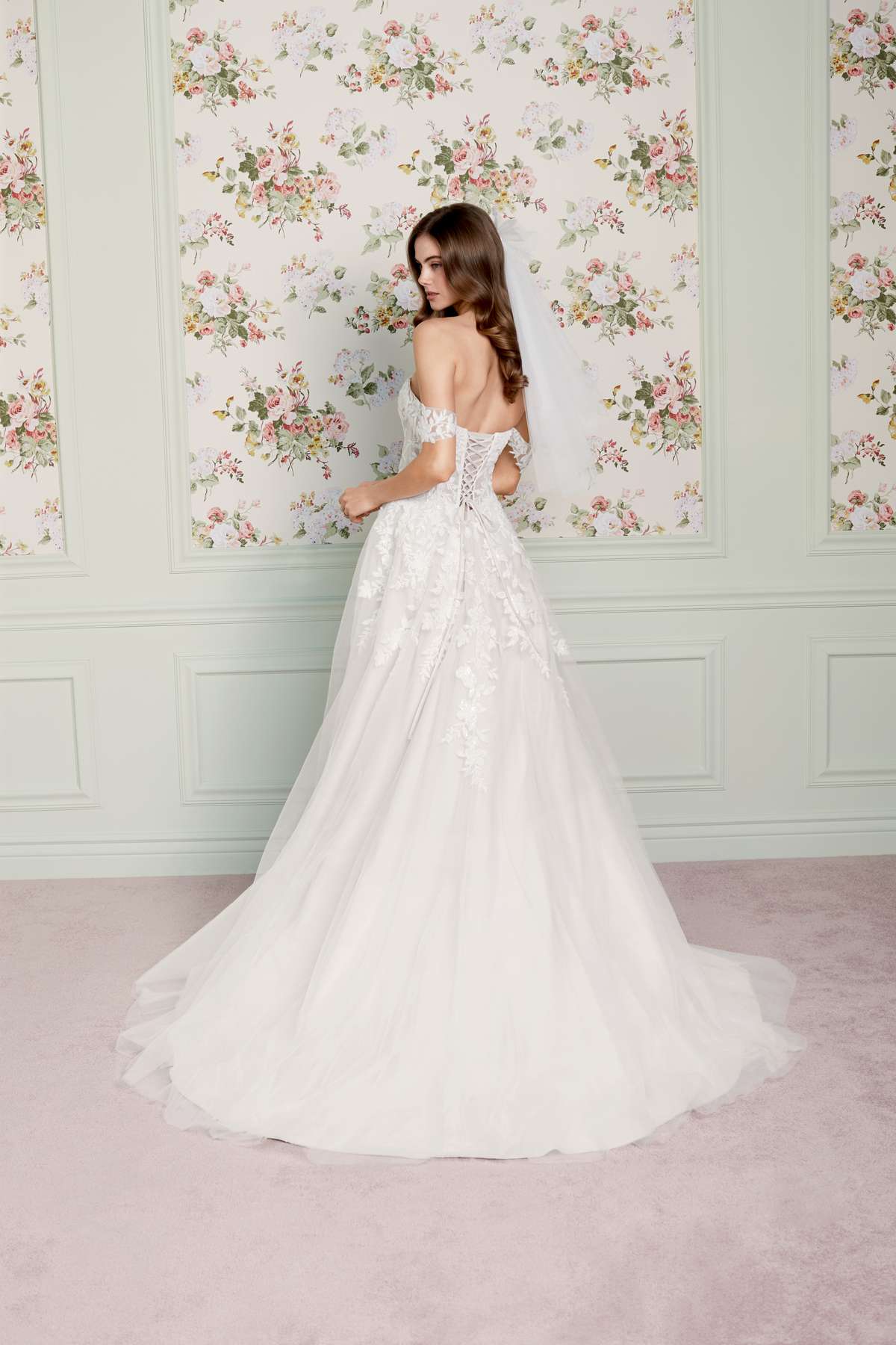 Glamouröses Mikado Brautkleid mit Bestickung und Baskentaille Glamouröses Mikado Brautkleid mit Bestickung und Baskentaille