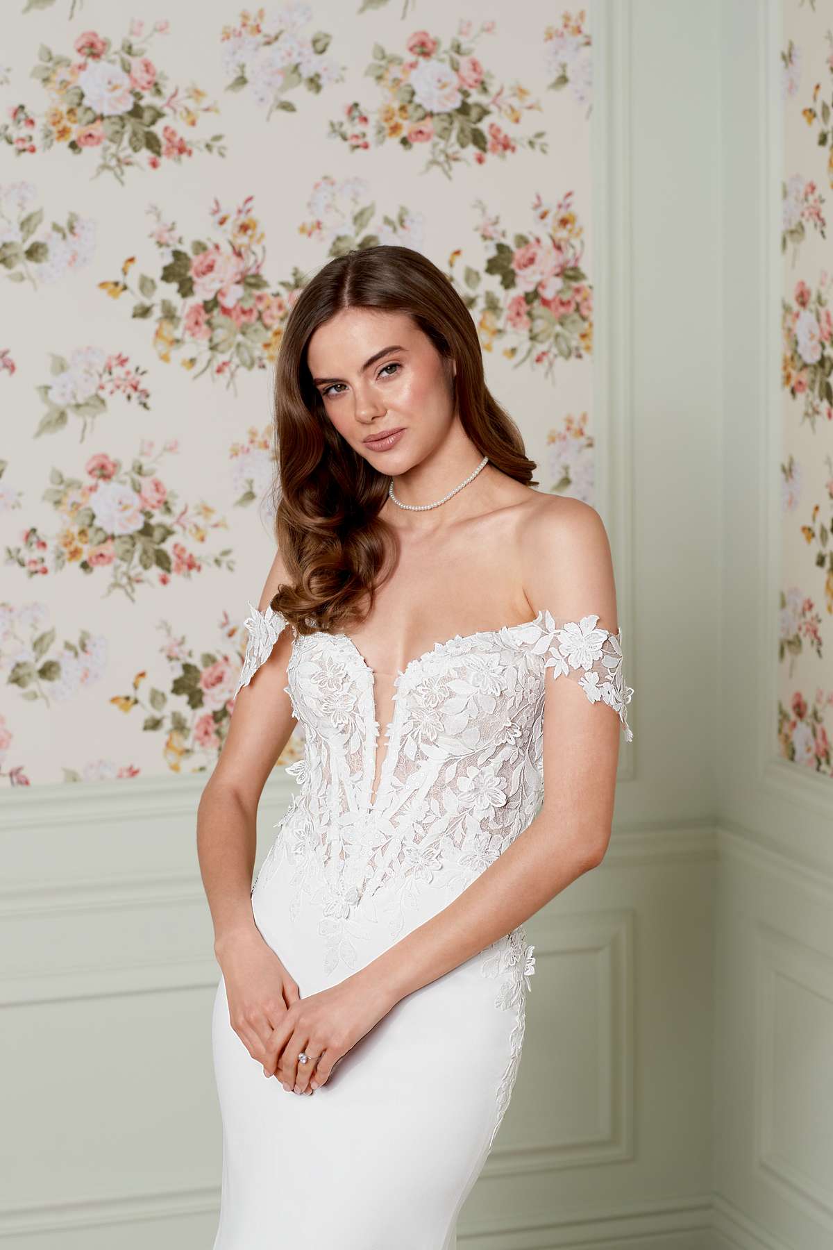 Romantisches Fit-and-Flare Brautkleid mit Blüten-Spitze Romantisches Fit-and-Flare Brautkleid mit Blüten-Spitze
