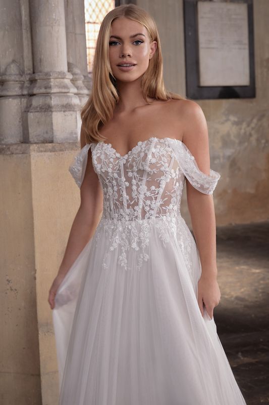 Romantisches Brautkleid mit abnehmbaren Trägern
Adore