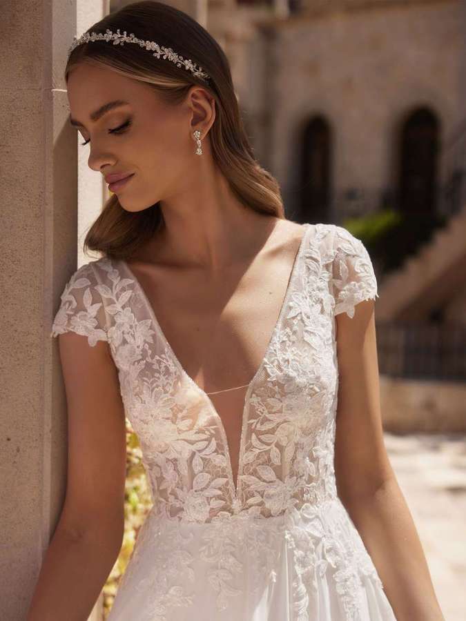 Brautkleid in A-Linie aus hochwertigem Chiffon und Spitze
Bianco Evento