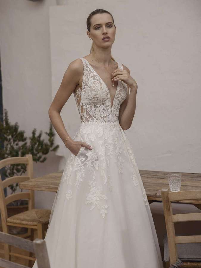 A-Linien Brautkleid mit extravaganten Details
Modeca