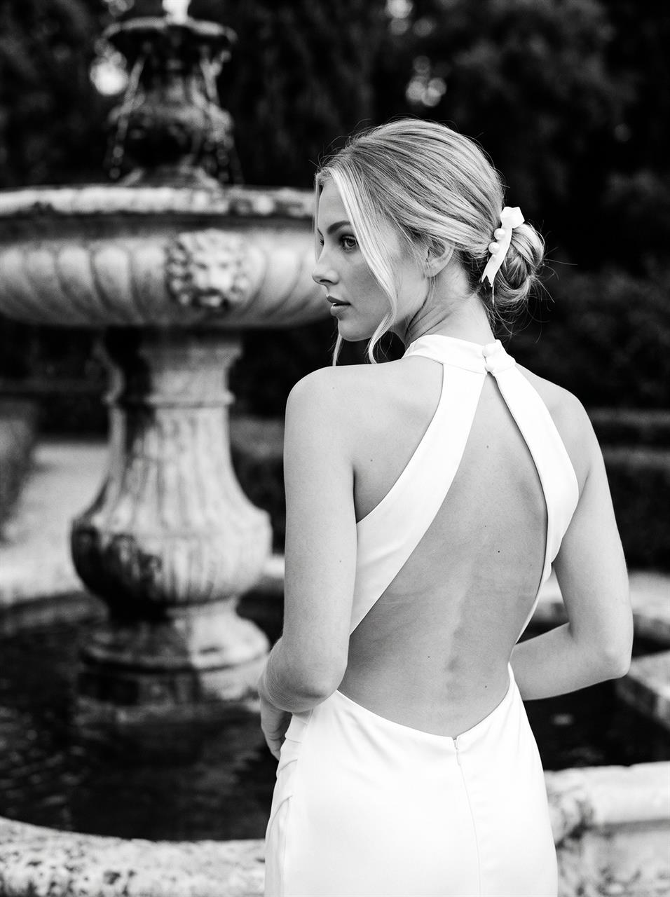 Clean Chic-Brautkleid mit Neckholder und tiefem Rücken Clean Chic-Brautkleid mit Neckholder und tiefem Rücken