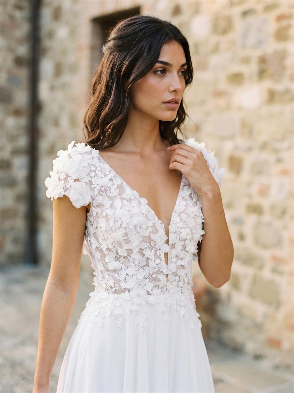 Fließendes A-Linien Brautkleid mit Chiffon-Rock und Blütenspitze Fließendes A-Linien Brautkleid mit Chiffon-Rock und Blütenspitze