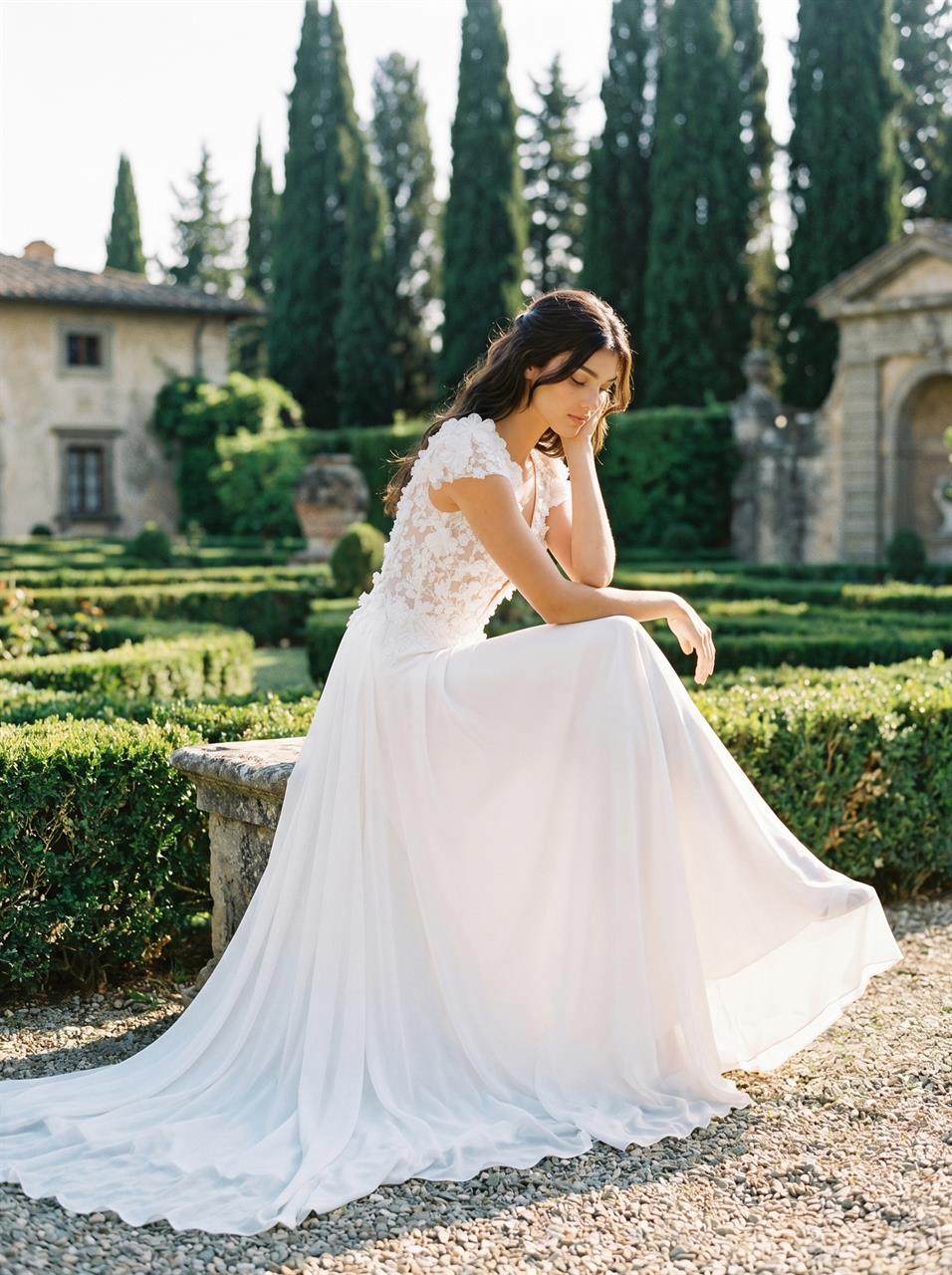Fließendes A-Linien Brautkleid mit Chiffon-Rock und Blütenspitze
Marylise Esmeralda