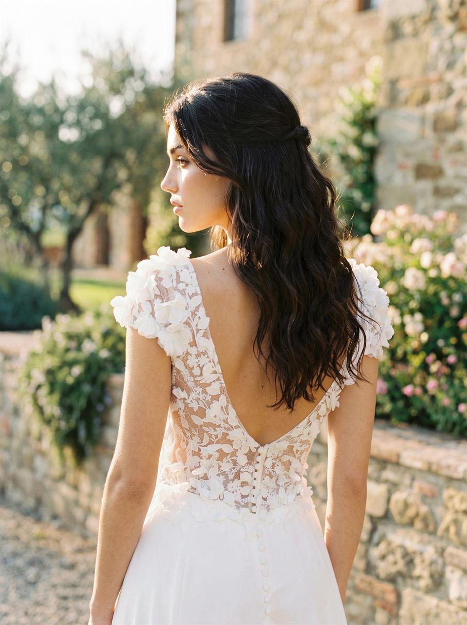 Fließendes A-Linien Brautkleid mit Chiffon-Rock und Blütenspitze Fließendes A-Linien Brautkleid mit Chiffon-Rock und Blütenspitze