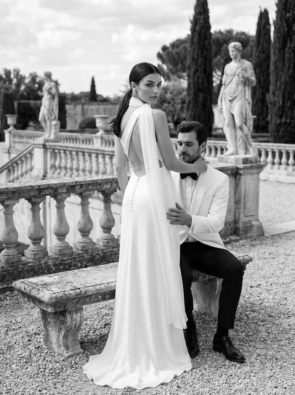 Cleanes, figurbetontes Brautkleid mit asymmetrischem Ausschnitt
Marylise Fernanda