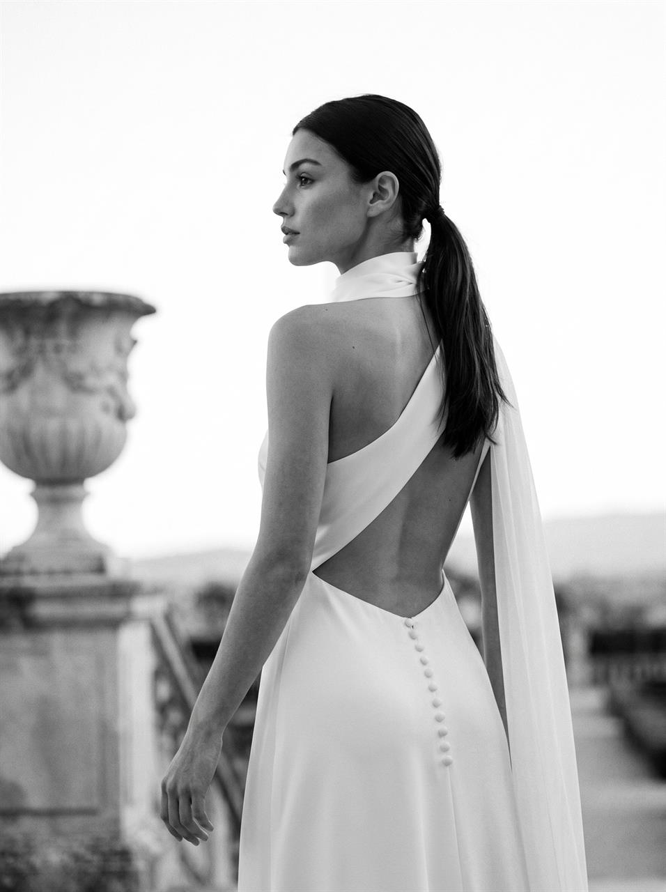 Cleanes, figurbetontes Brautkleid mit asymmetrischem Ausschnitt Cleanes, figurbetontes Brautkleid mit asymmetrischem Ausschnitt