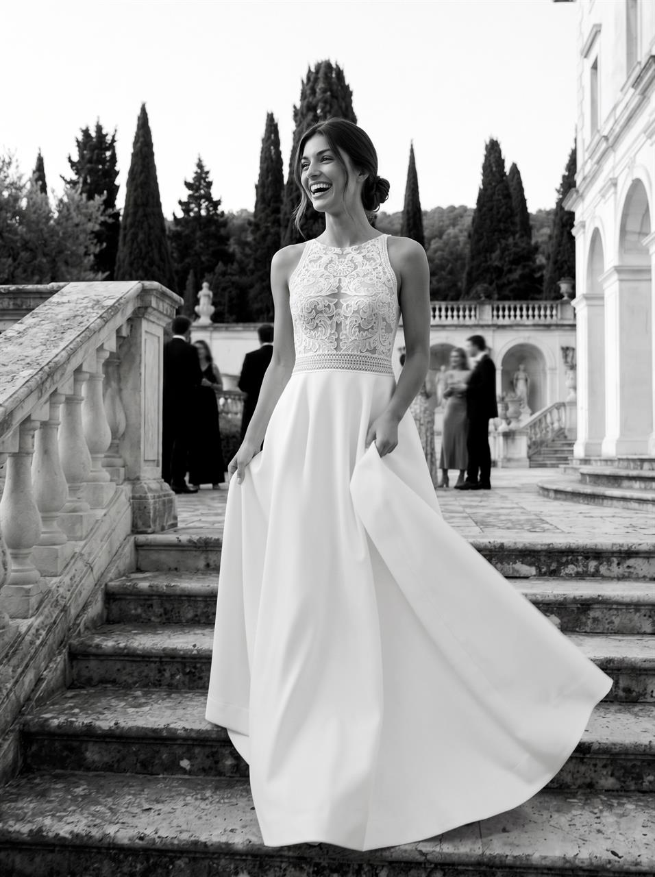 Modernes Boho-Brautkleid mit hochgeschlossenem Spitzenoberteil 
Marylise Lorena