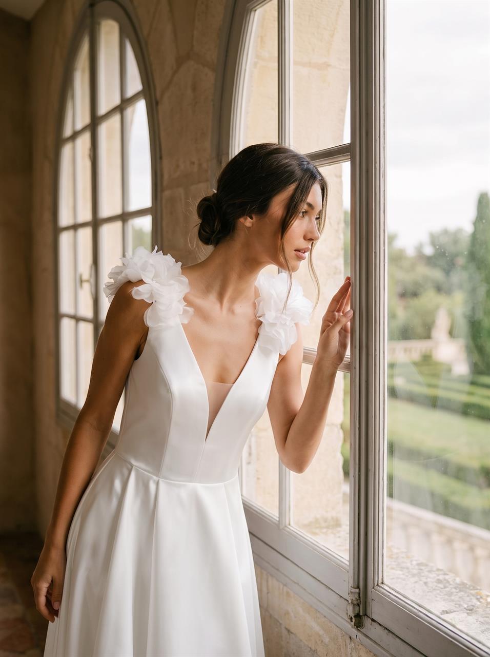 Elegantes Satin-Brautkleid mit floralen 3-D-Blüten Elegantes Satin-Brautkleid mit floralen 3-D-Blüten