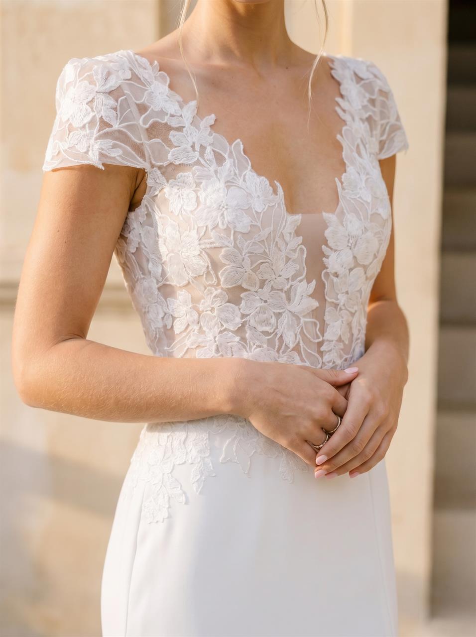 Romantisches Fit and Flare Brautkleid mit floraler Spitze Romantisches Fit and Flare Brautkleid mit floraler Spitze