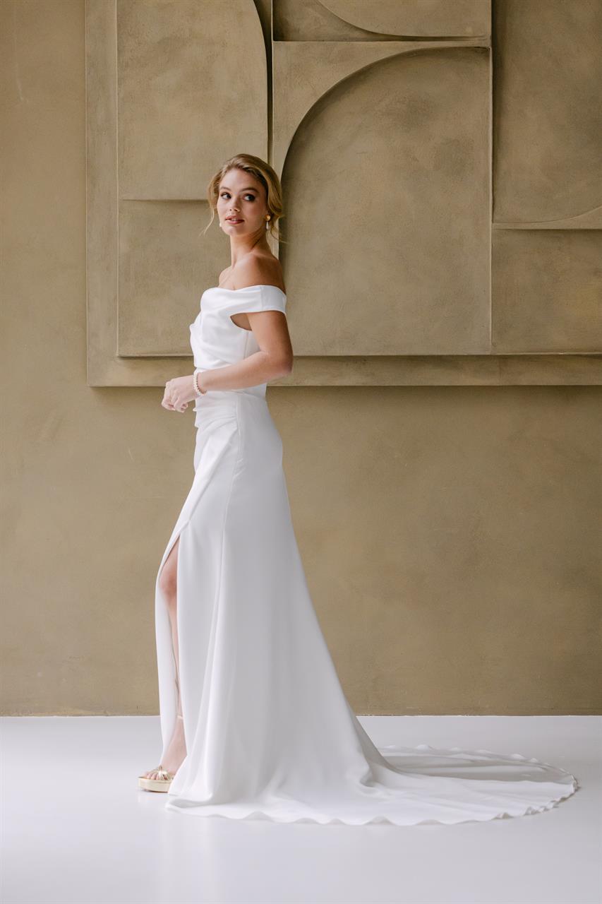 Cleanes Fit and Flare Brautkleid aus Satin mit Schlitz Cleanes Fit and Flare Brautkleid aus Satin mit Schlitz