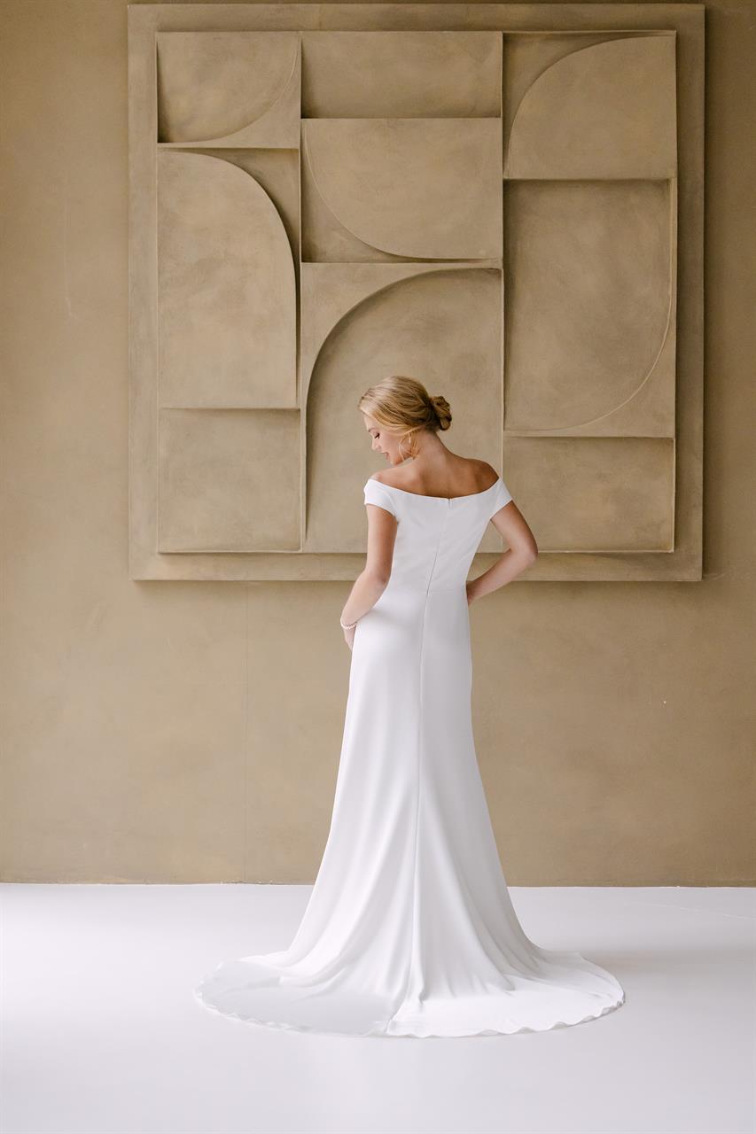 Cleanes Fit and Flare Brautkleid aus Satin mit Schlitz Cleanes Fit and Flare Brautkleid aus Satin mit Schlitz