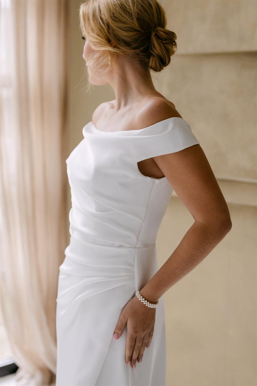 Cleanes Fit and Flare Brautkleid aus Satin mit Schlitz Cleanes Fit and Flare Brautkleid aus Satin mit Schlitz