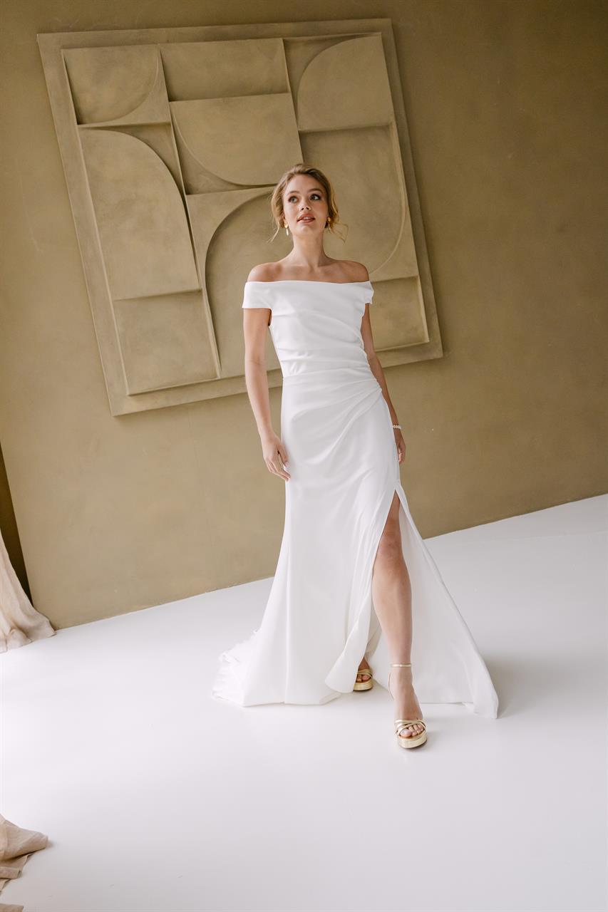 Cleanes Fit and Flare Brautkleid aus Satin mit Schlitz Cleanes Fit and Flare Brautkleid aus Satin mit Schlitz