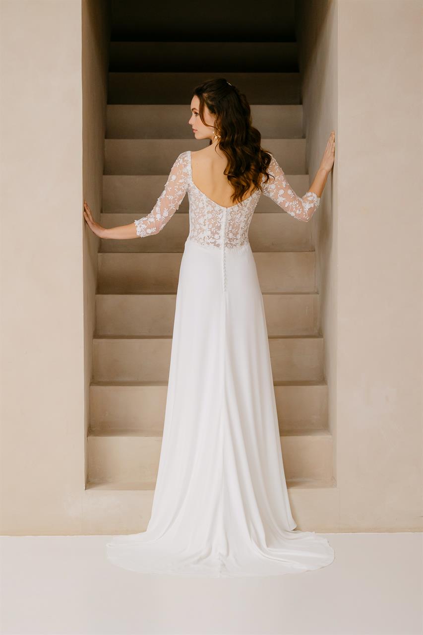 Romantisch-cleanes Brautkleid mit floraler Spitze Romantisch-cleanes Brautkleid mit floraler Spitze