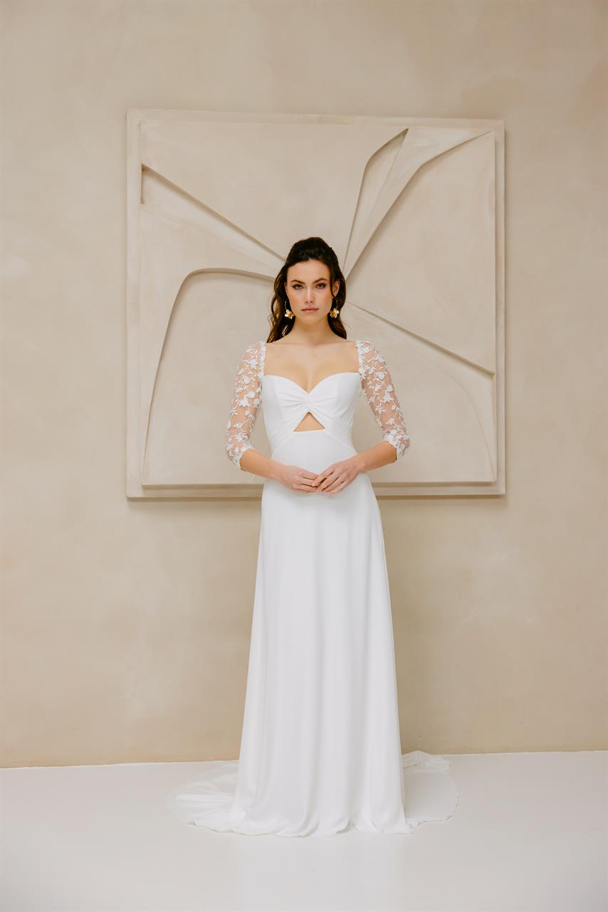 Romantisch-cleanes Brautkleid mit floraler Spitze Romantisch-cleanes Brautkleid mit floraler Spitze