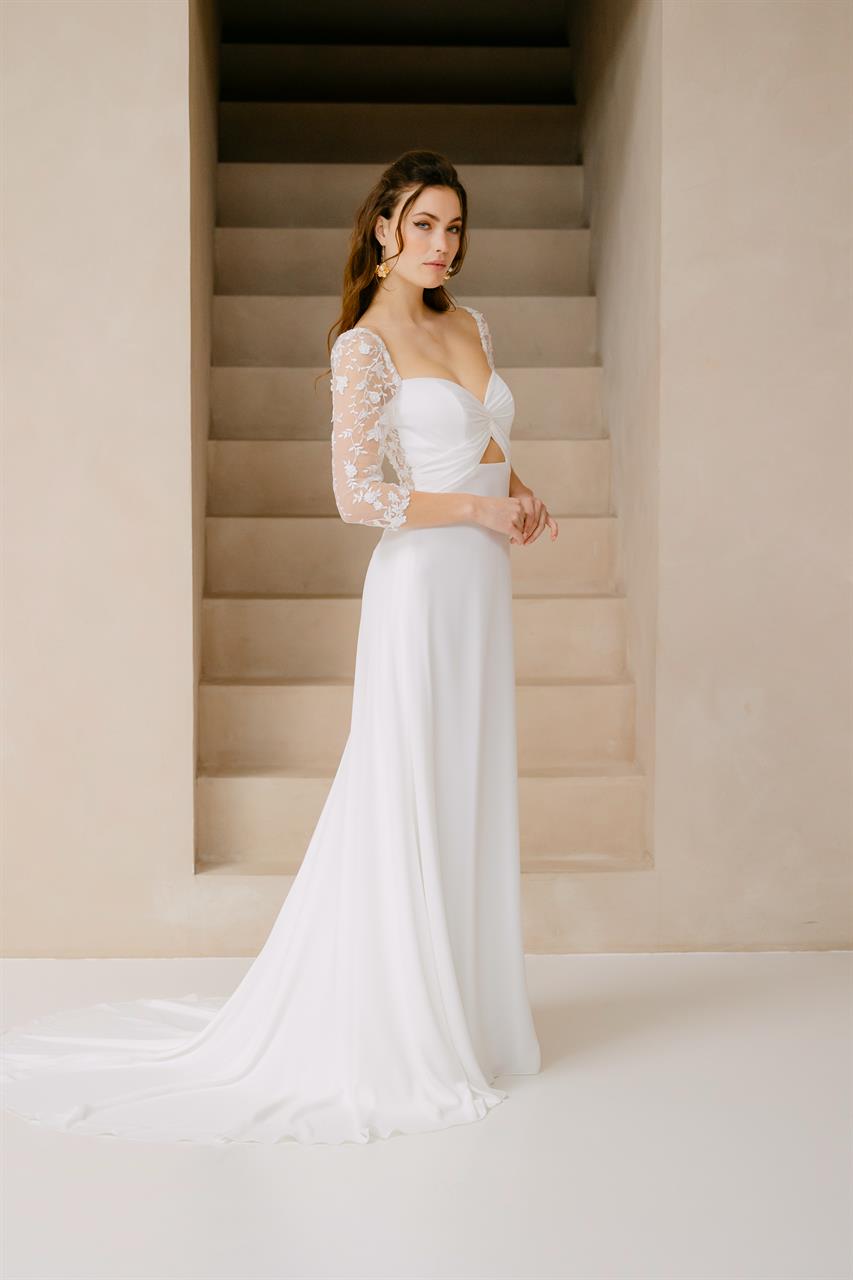 Romantisch-cleanes Brautkleid mit floraler Spitze Romantisch-cleanes Brautkleid mit floraler Spitze