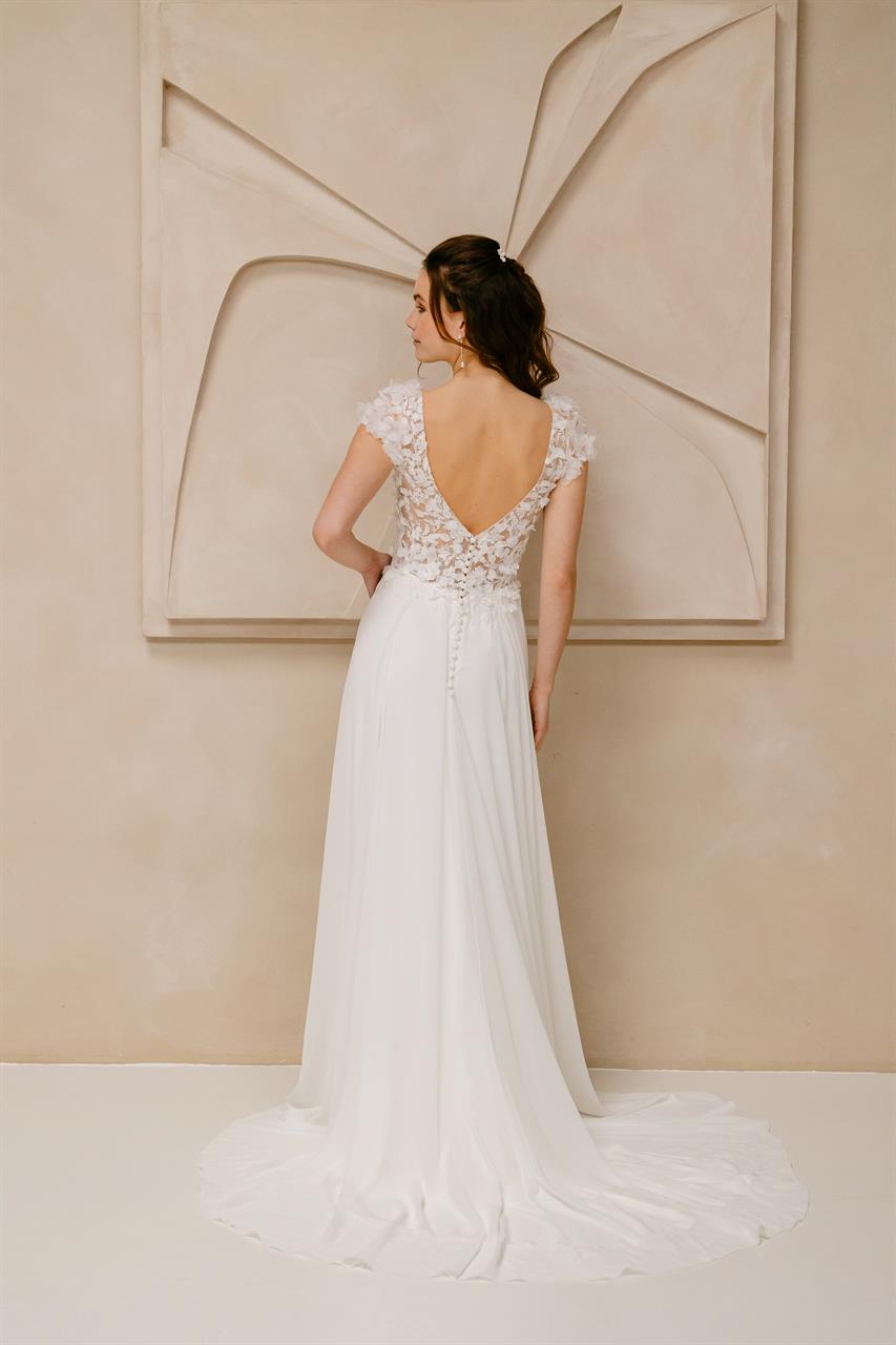 Fließendes A-Linien Brautkleid mit Chiffon-Rock und Blütenspitze Fließendes A-Linien Brautkleid mit Chiffon-Rock und Blütenspitze