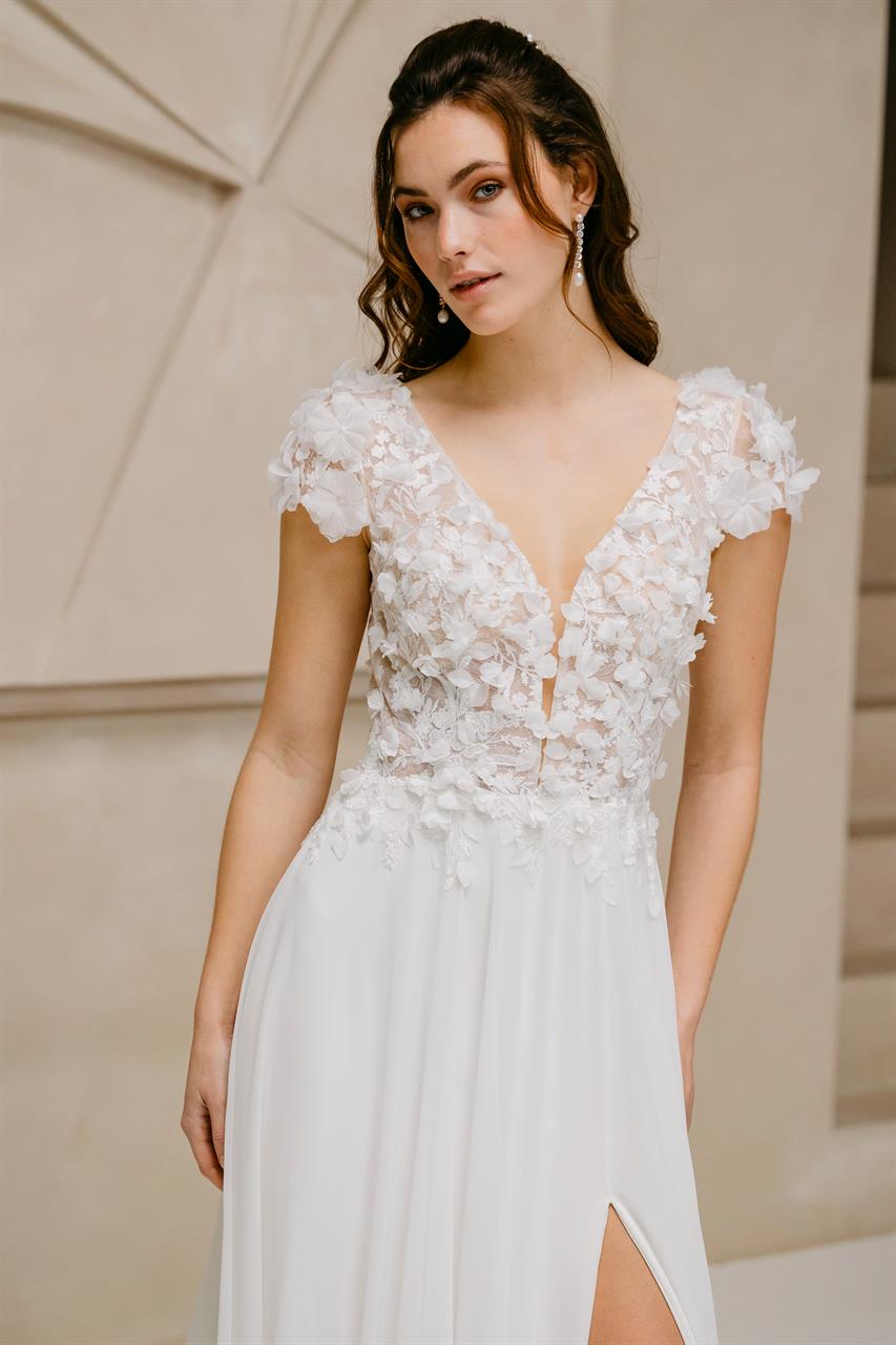 Fließendes A-Linien Brautkleid mit Chiffon-Rock und Blütenspitze Fließendes A-Linien Brautkleid mit Chiffon-Rock und Blütenspitze