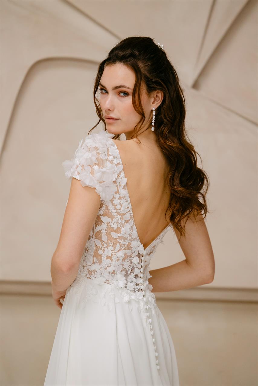 Fließendes A-Linien Brautkleid mit Chiffon-Rock und Blütenspitze Fließendes A-Linien Brautkleid mit Chiffon-Rock und Blütenspitze