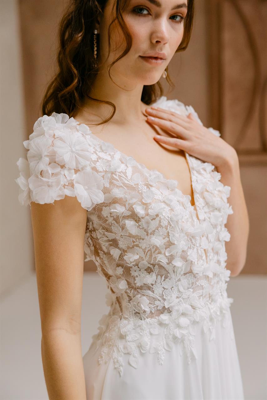 Fließendes A-Linien Brautkleid mit Chiffon-Rock und Blütenspitze Fließendes A-Linien Brautkleid mit Chiffon-Rock und Blütenspitze