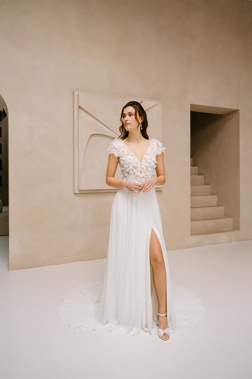 Fließendes A-Linien Brautkleid mit Chiffon-Rock und Blütenspitze Fließendes A-Linien Brautkleid mit Chiffon-Rock und Blütenspitze